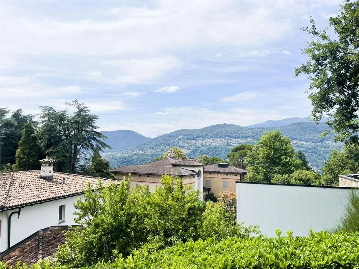Apartment with terrace in a charming villa - Photo 2 of 13