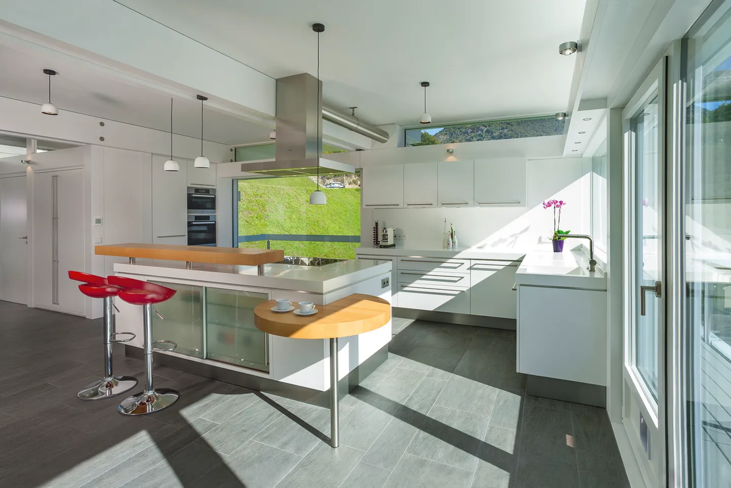 Luxury and Design Oasis: Villa with 360° Panoramic View - Photo 11 of 20