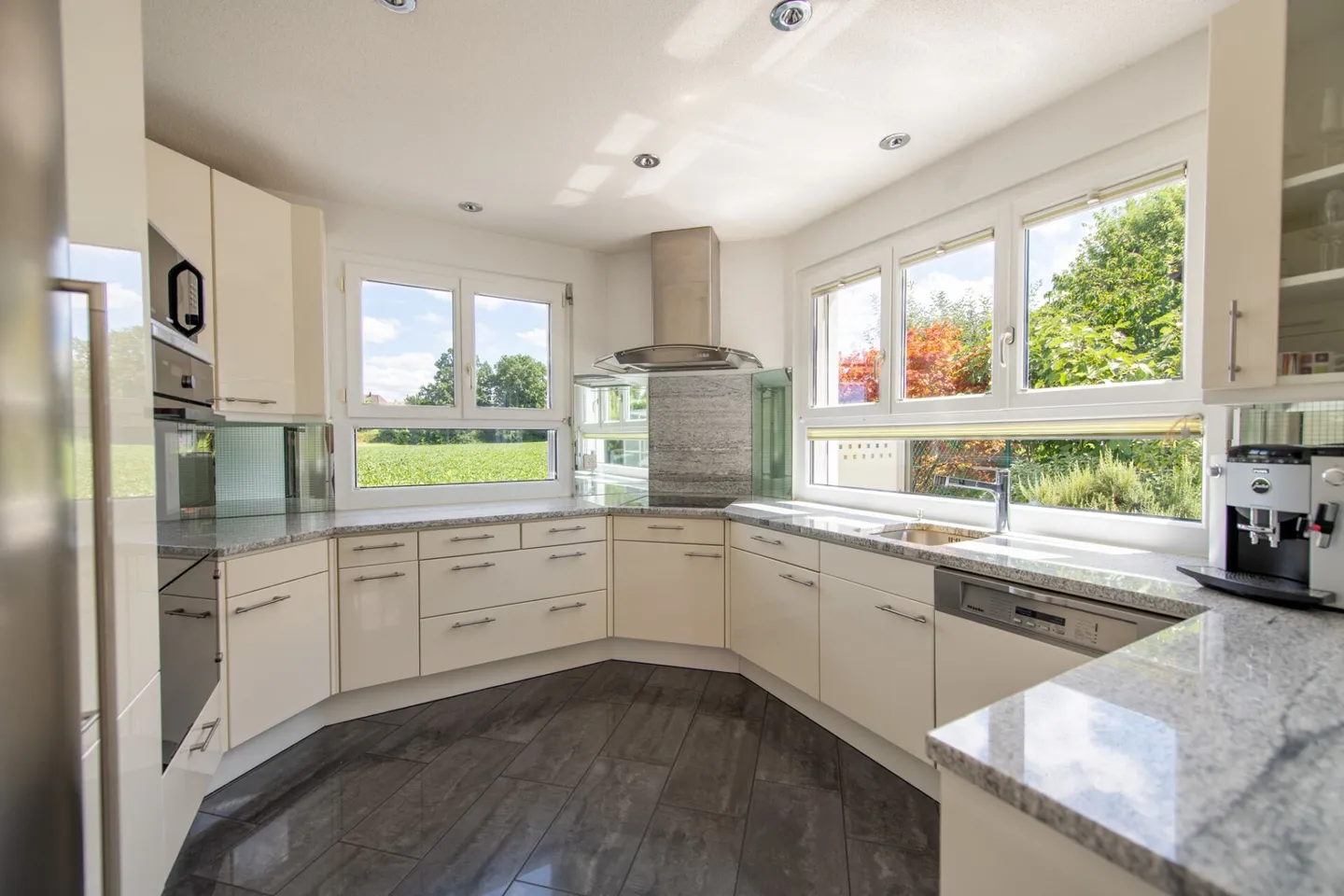 Vivere esclusivo nel verde - idealmente collegato all'A1 - Foto 6 di 26