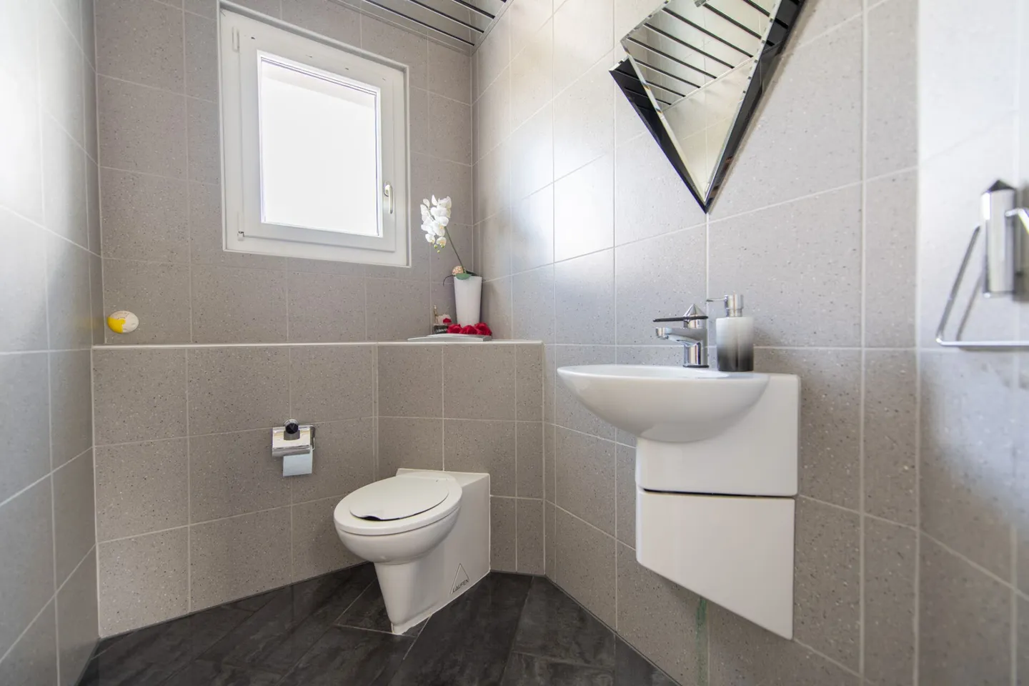 Vivere esclusivo nel verde - idealmente collegato all'A1 - Foto 8 di 26