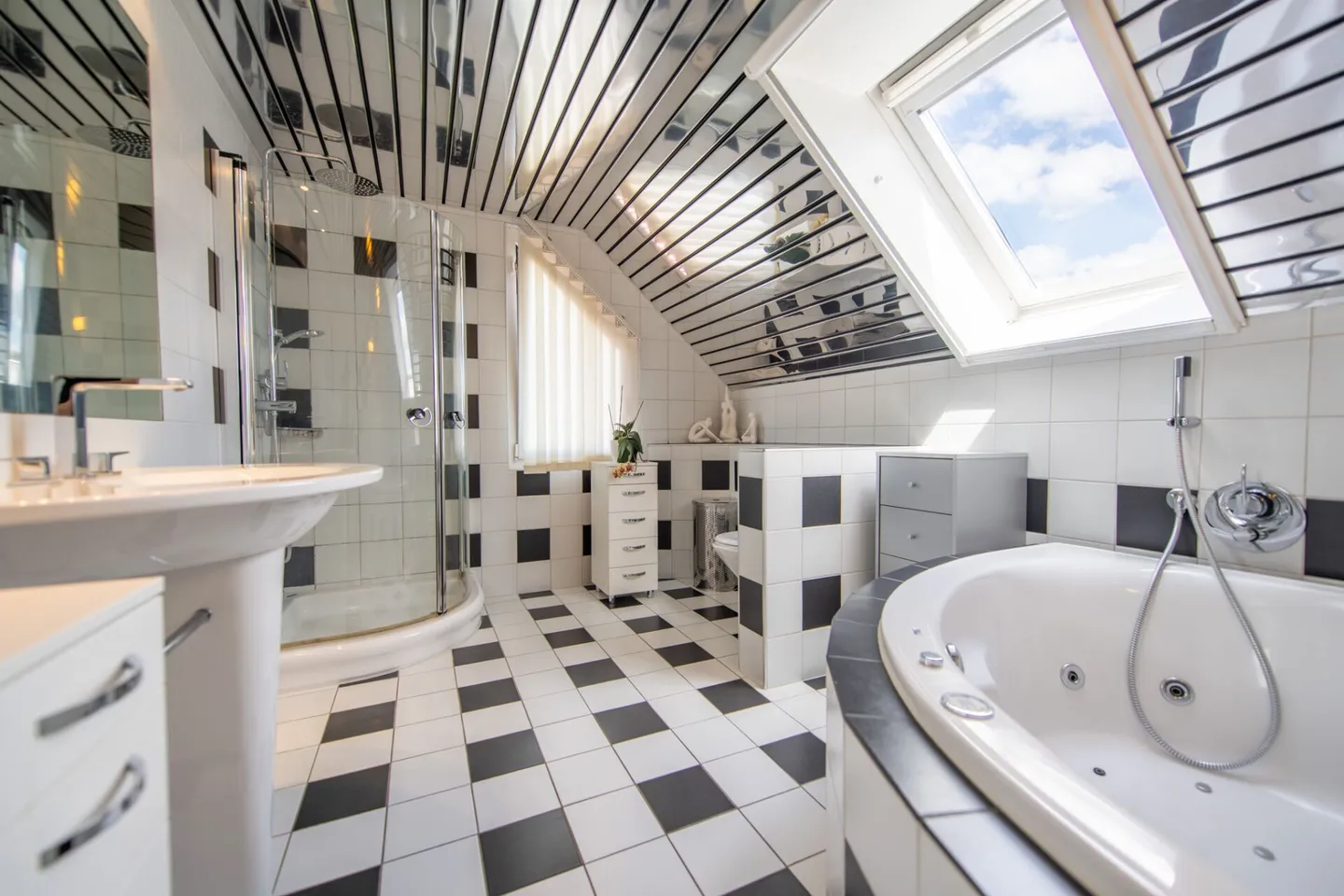 Vivere esclusivo nel verde - idealmente collegato all'A1 - Foto 11 di 26