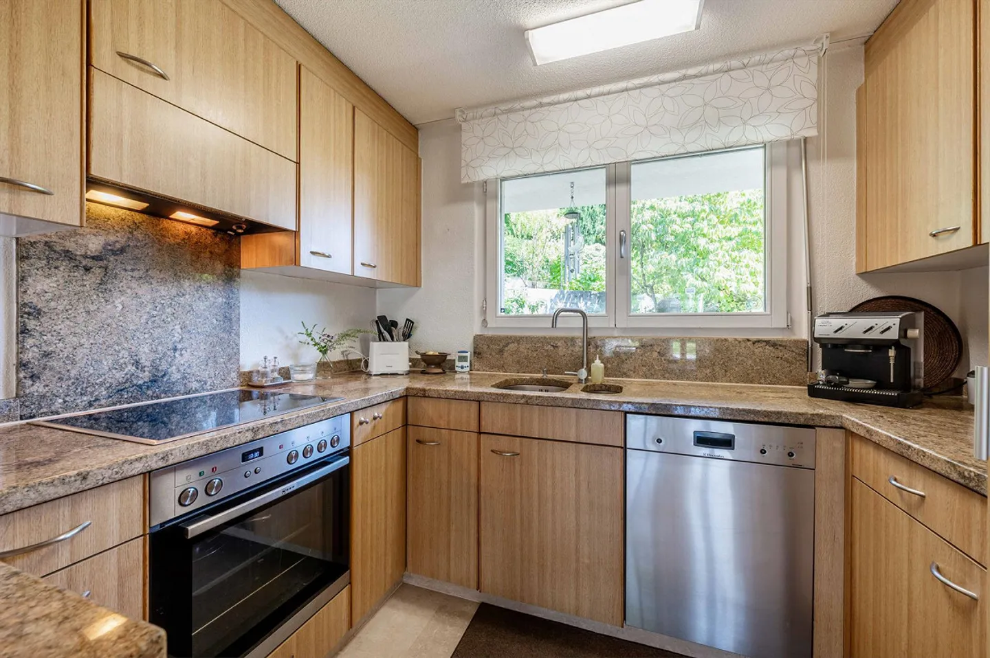 Row house with beautiful garden and design options - Photo 3 of 13