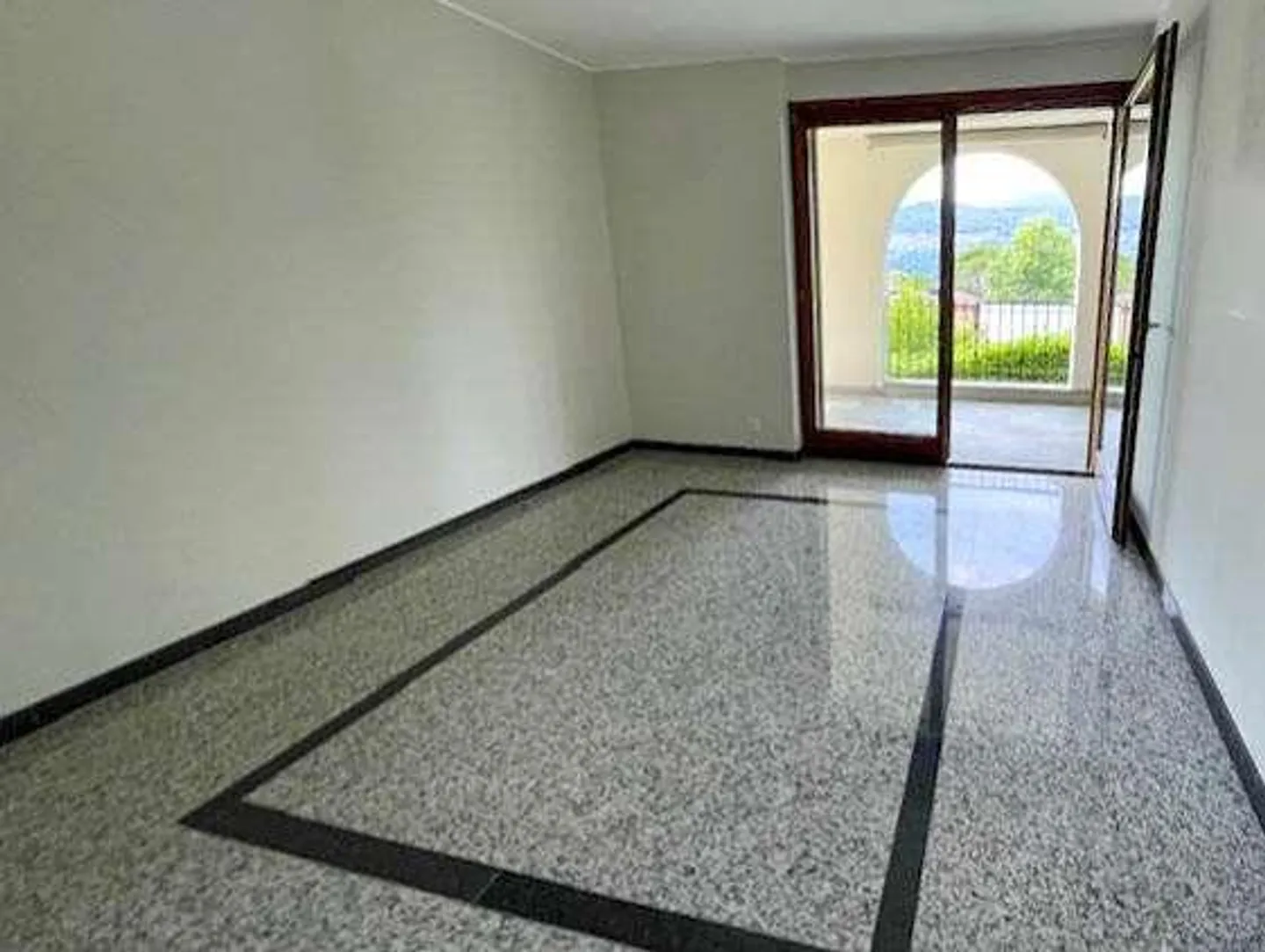 Apartment with terrace in a charming villa - Photo 7 of 13