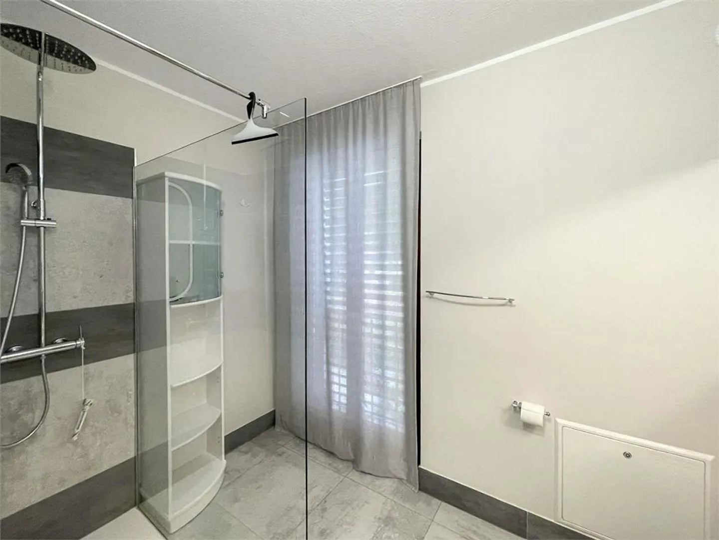 Apartment with terrace in a charming villa - Photo 9 of 13
