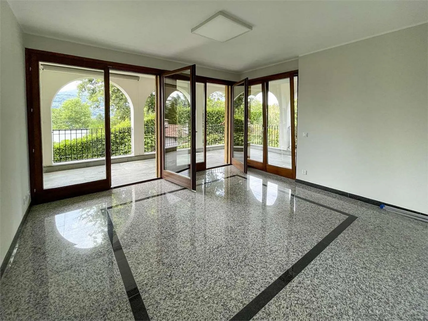 Apartment with terrace in a charming villa - Photo 3 of 13
