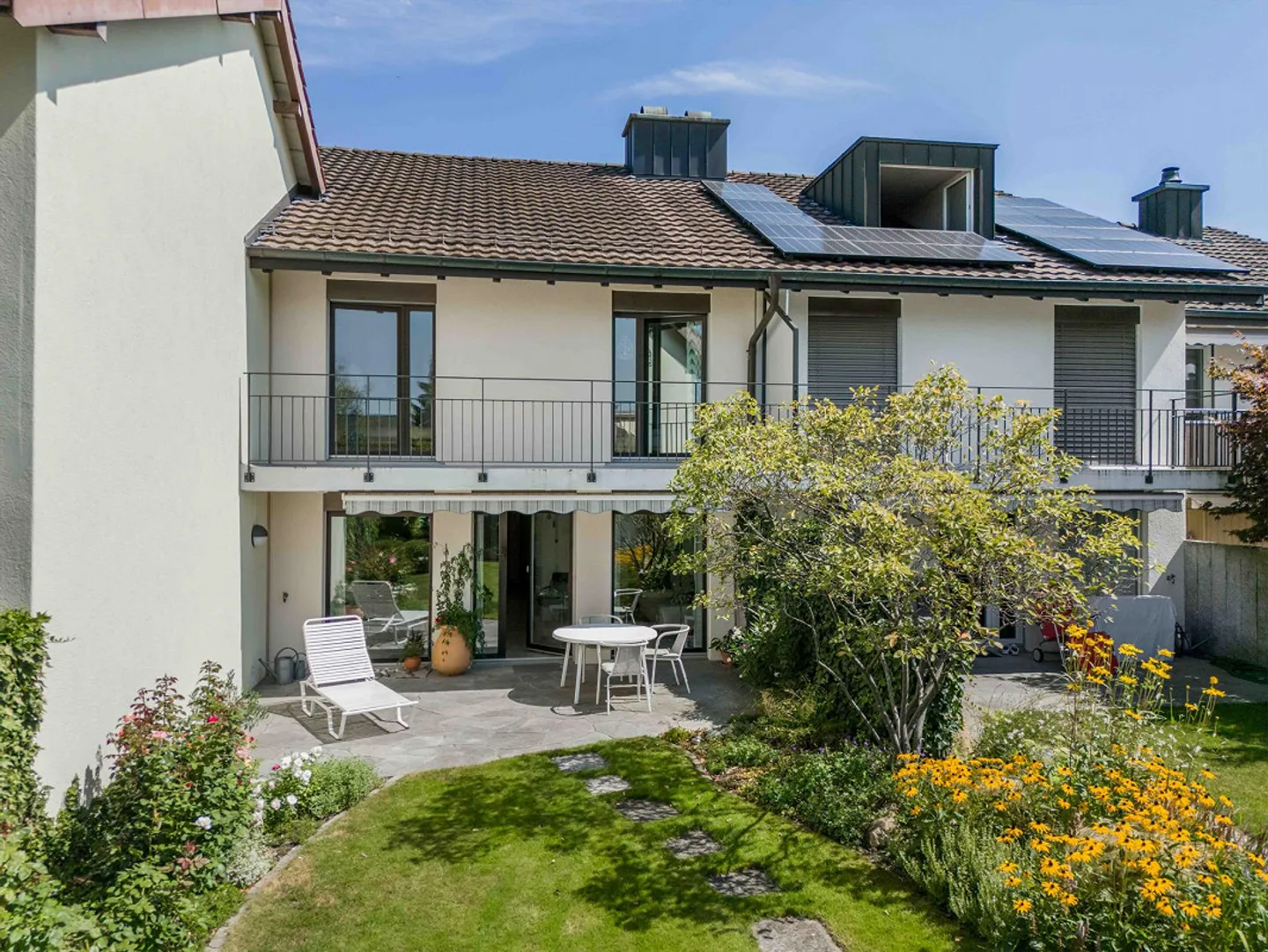 Row house with beautiful garden and design options - Photo 1 of 13