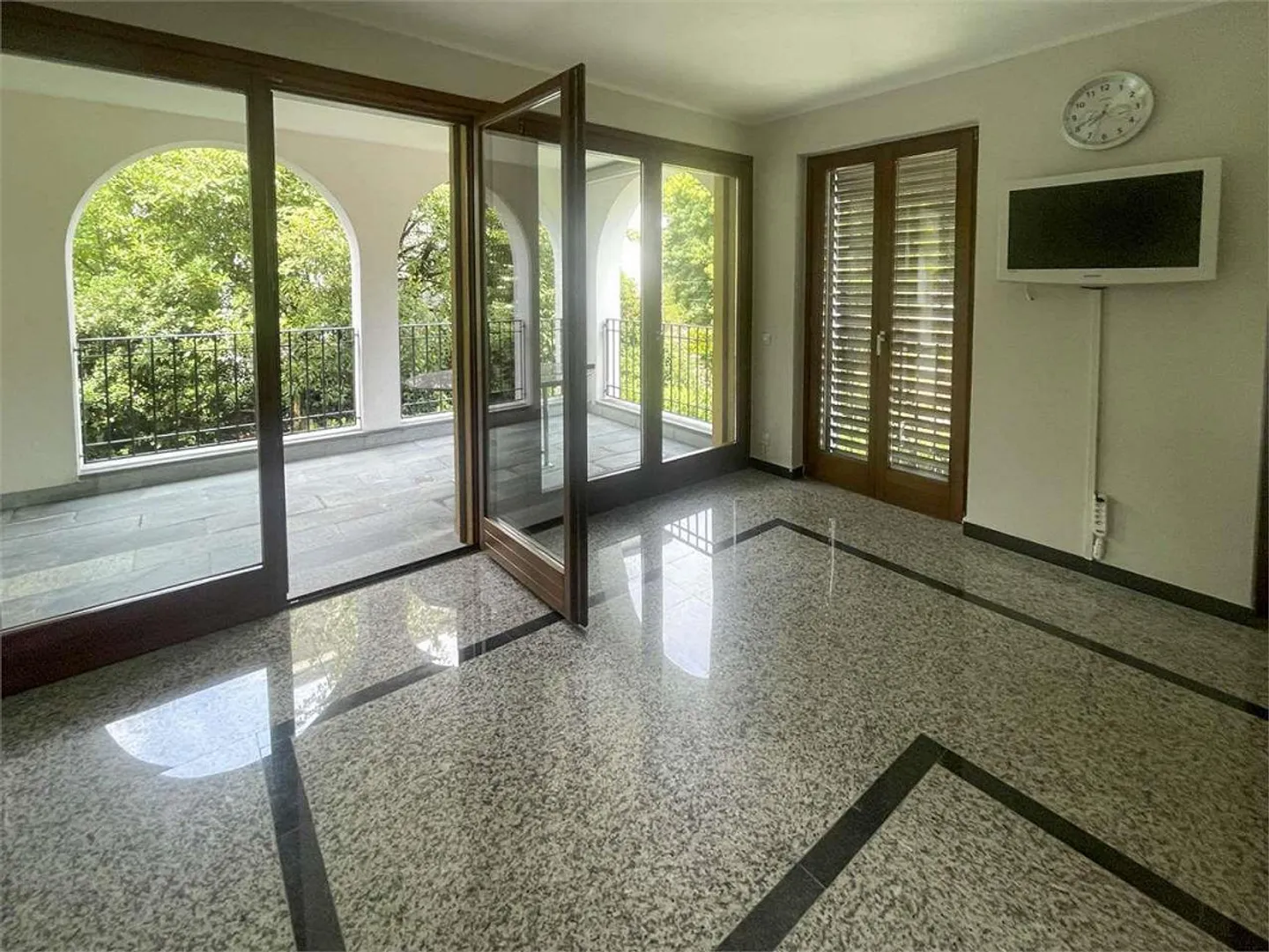 Apartment with terrace in a charming villa - Photo 4 of 13
