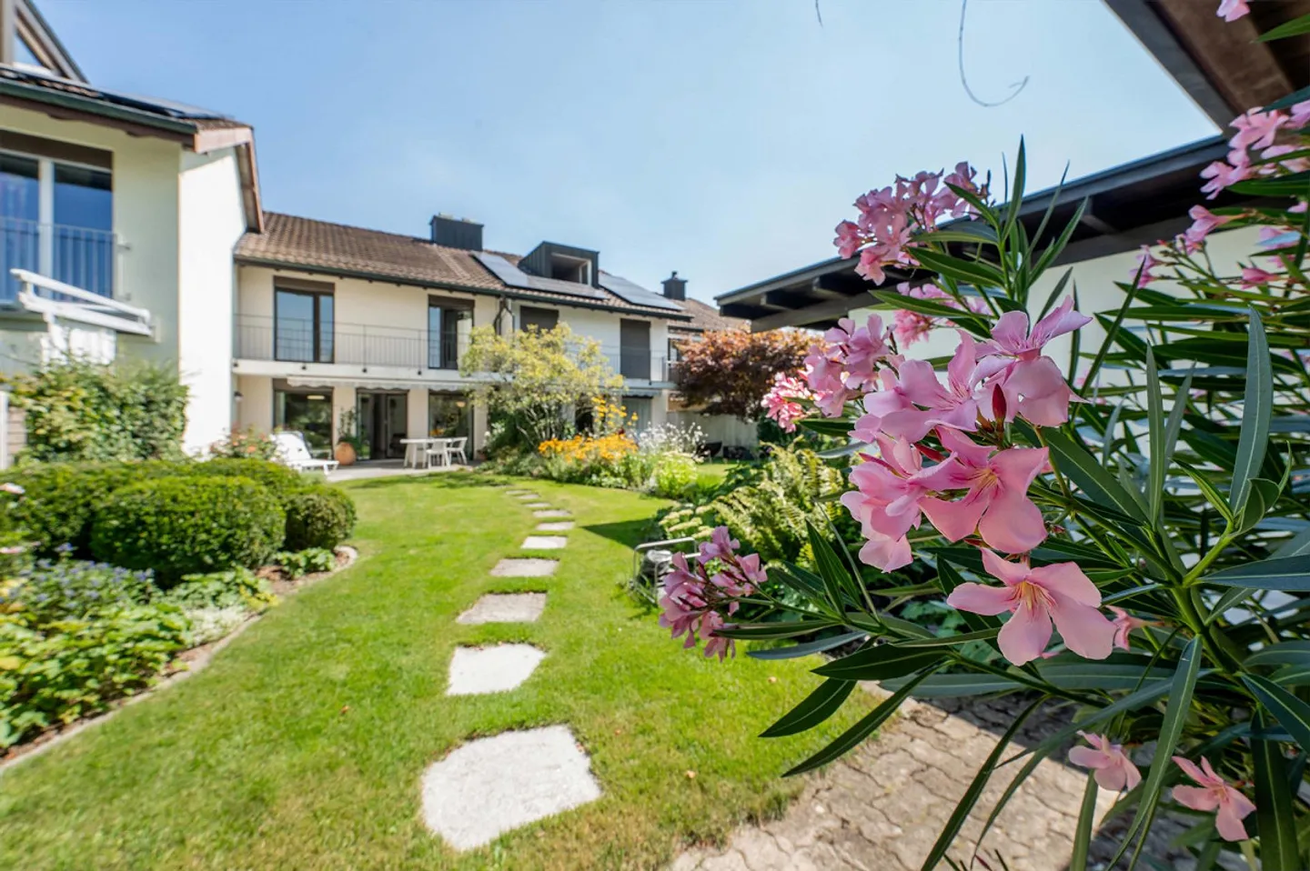 Row house with beautiful garden and design options - Photo 2 of 13