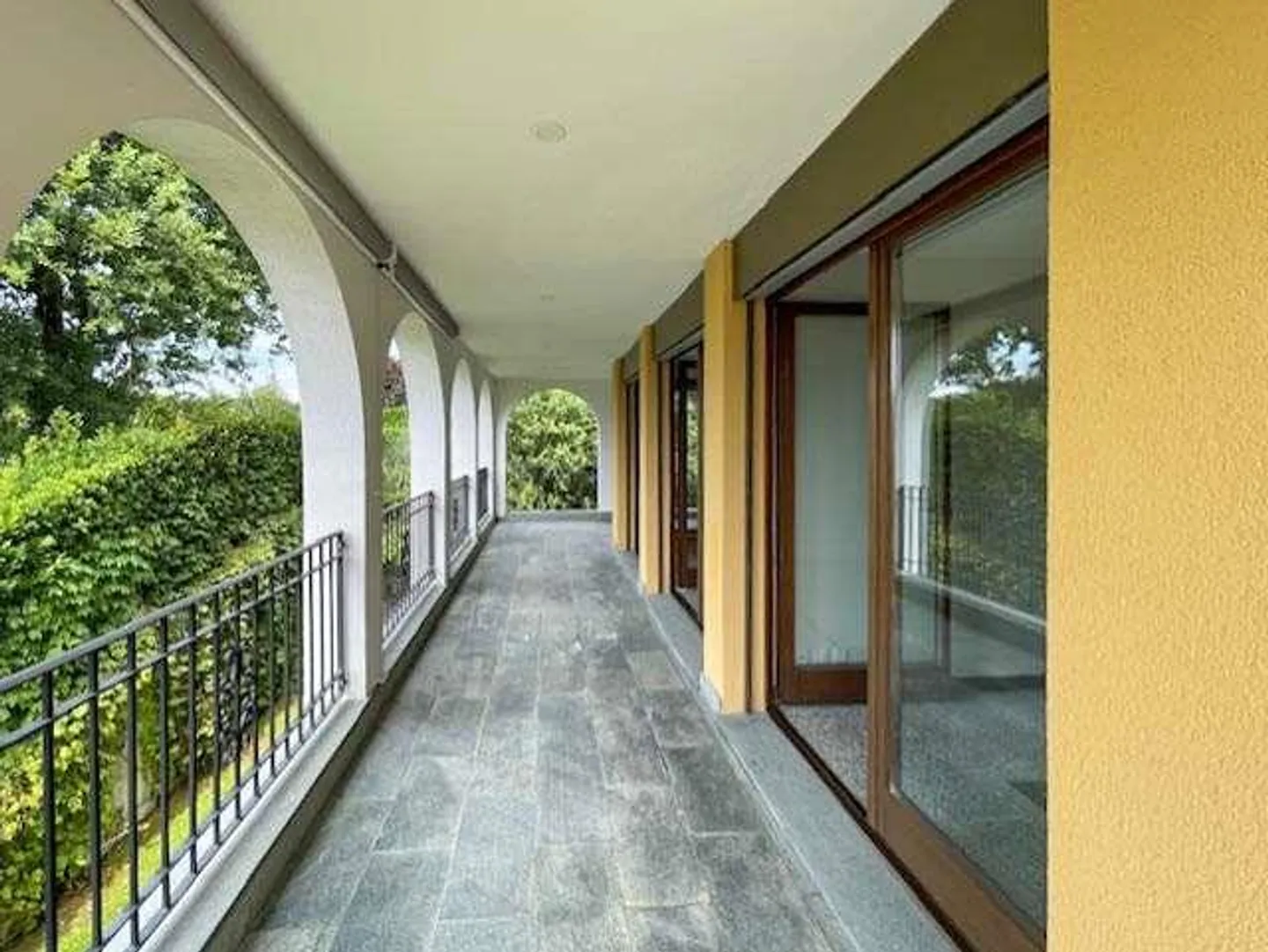 Apartment with terrace in a charming villa - Photo 11 of 13