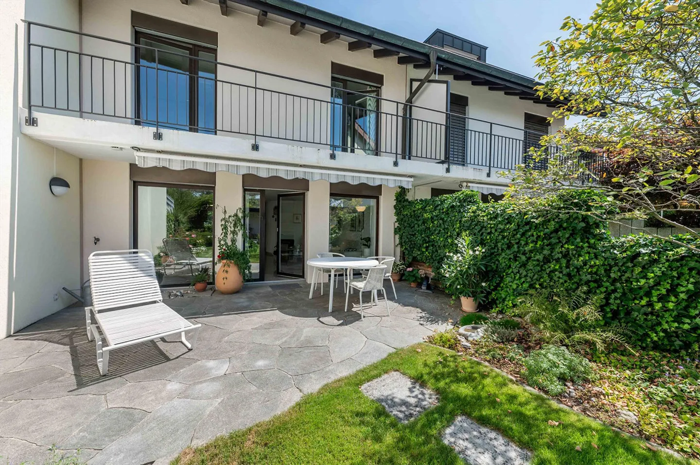Row house with beautiful garden and design options - Photo 10 of 13