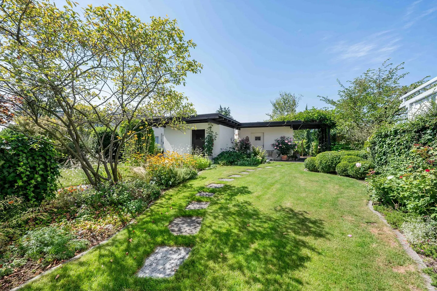 Row house with beautiful garden and design options - Photo 12 of 13