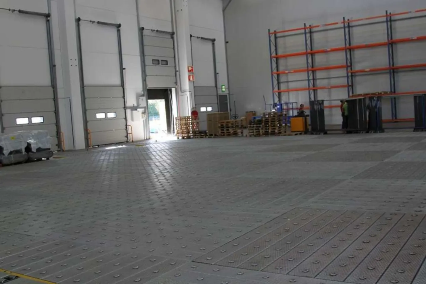 Espaces pour une utilisation logistique/industrielle de 5'000 à 25'000 m² (divisibles) - Photo 1 sur 2