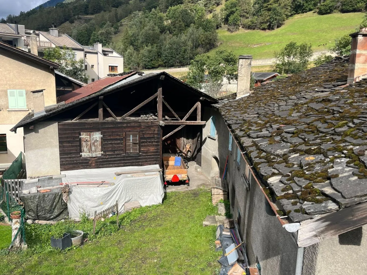 Nel cuore del villaggio di Orsières, casa e fienile da ristrutturare con bella superficie - Foto 2 di 13