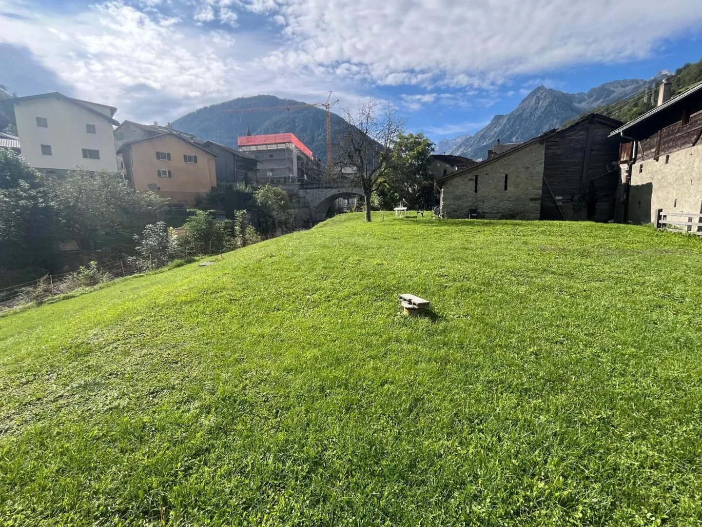 Nel cuore del villaggio di Orsières, casa e fienile da ristrutturare con bella superficie - Foto 9 di 13