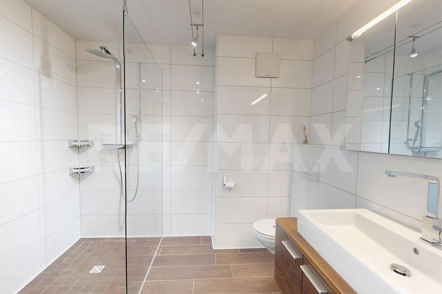 Elegante Attikawohnung mit Seeblick - Foto 3 von 13