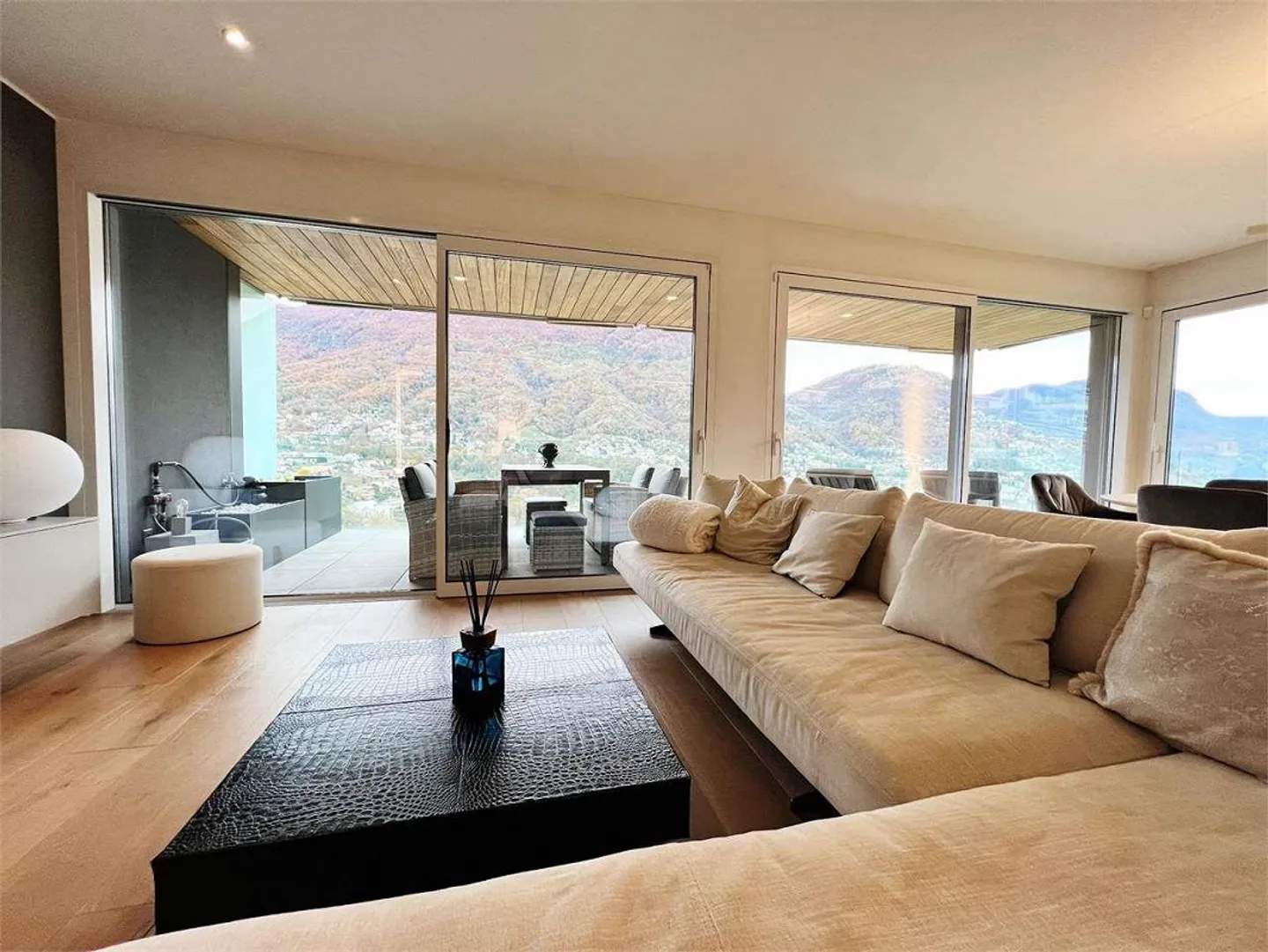 Elegante 3,5-Zimmer-Wohnung mit Seeblick - Foto 2 von 13