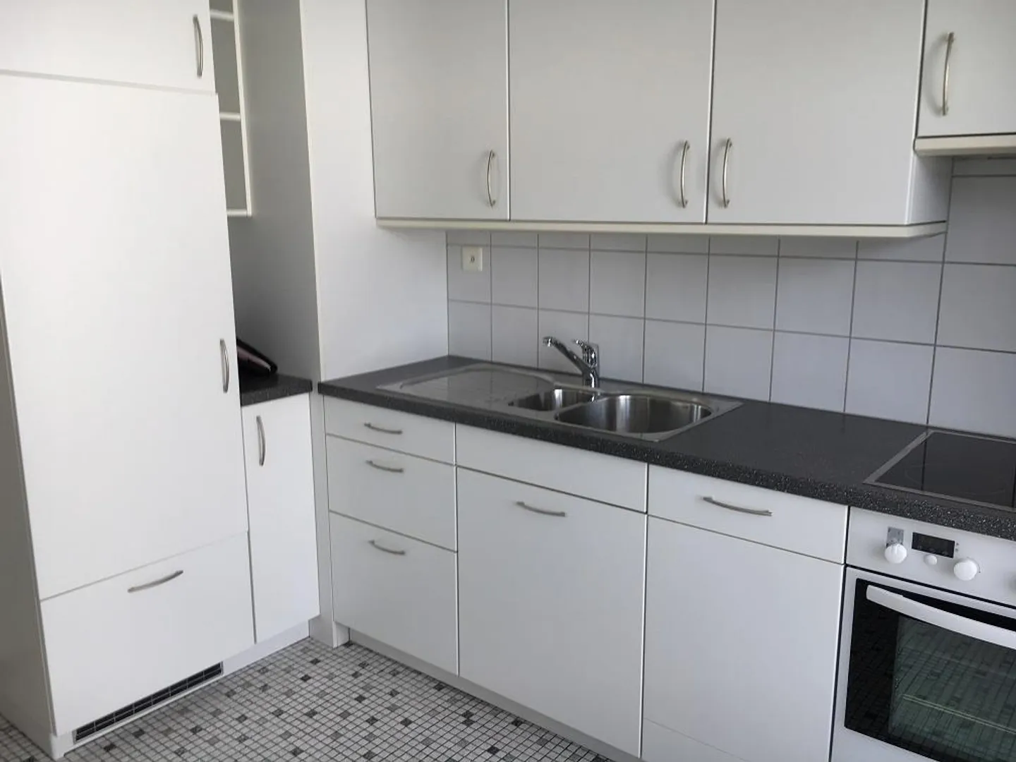 Cozy 4-Room Apartment with Balconies - Photo 5 of 7