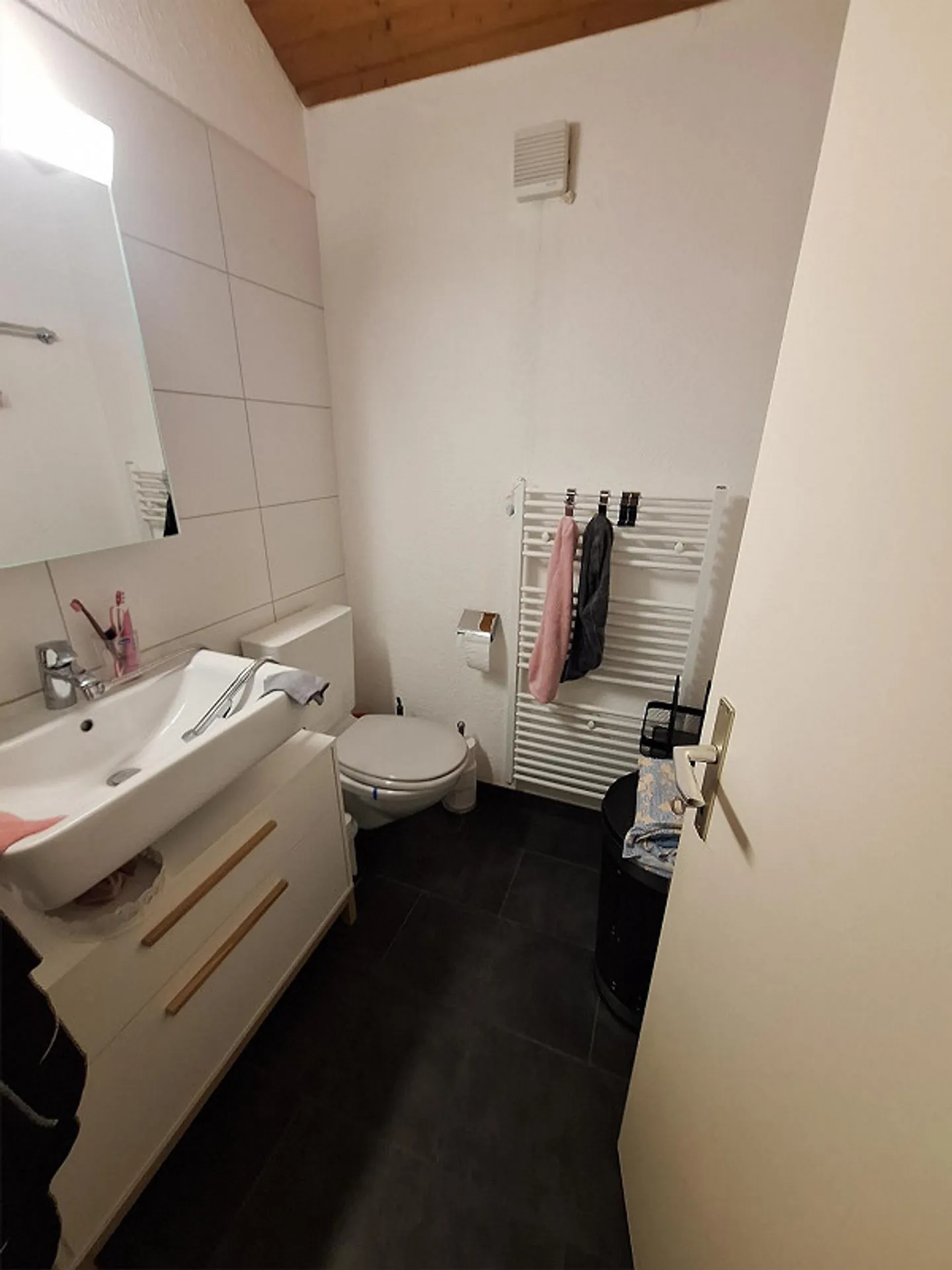 Spacious 4 1/2 Room Apartment - Photo 7 of 9
