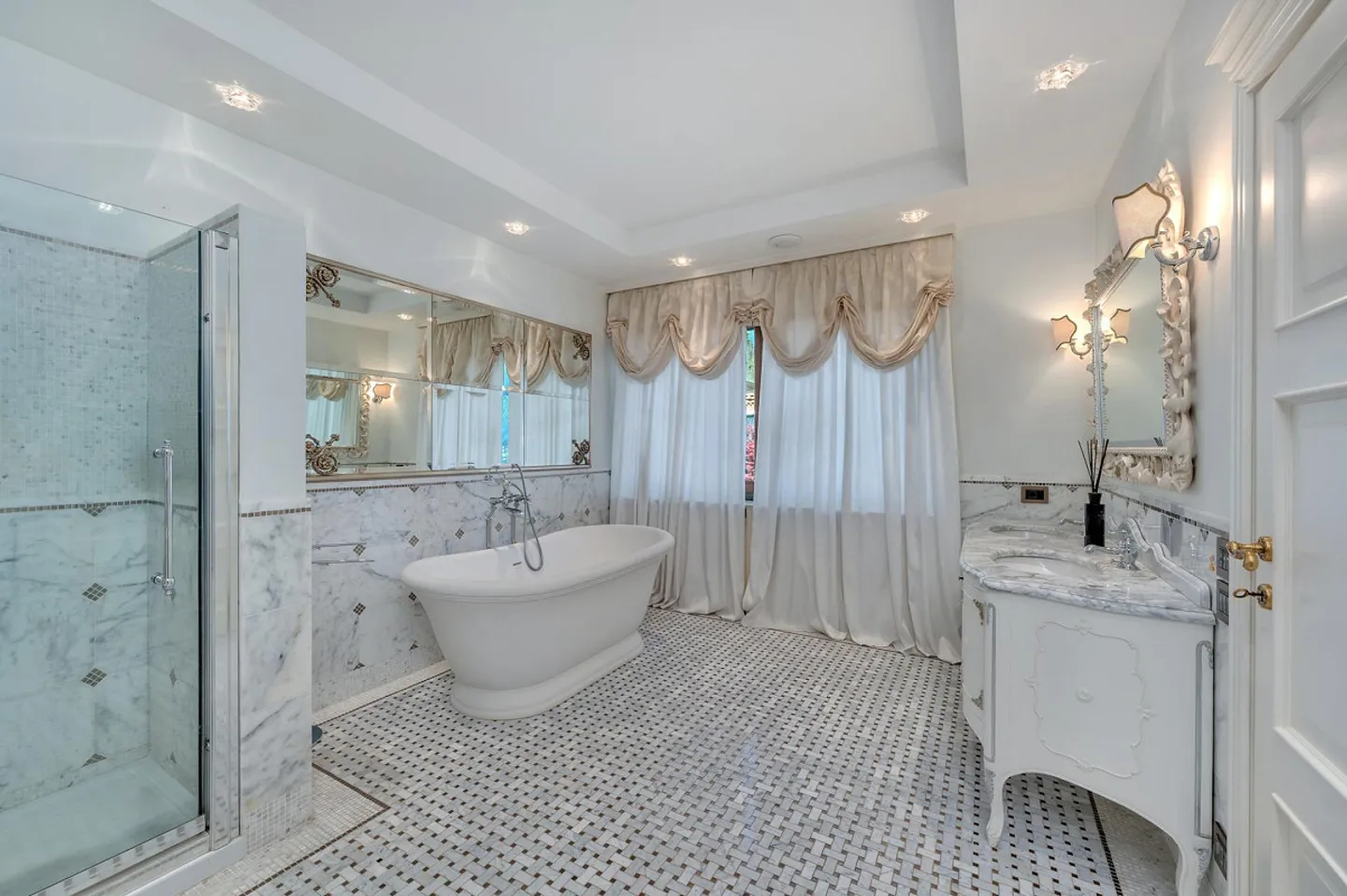 Prestigious Villa with Lake View - Photo 3 of 13