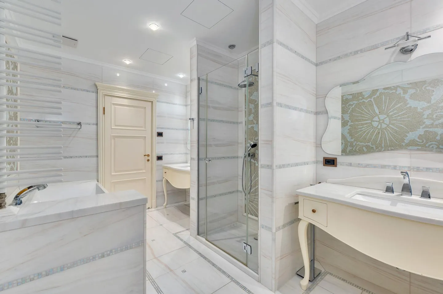 Prestigious Villa with Lake View - Photo 4 of 13
