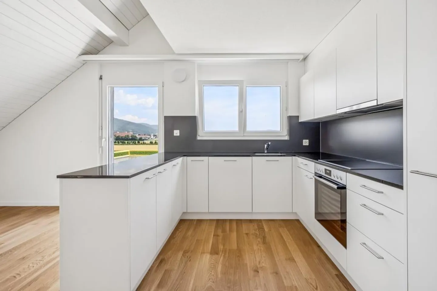 Apartment with magnificent views - First rental after total renovation - Photo 3 of 12