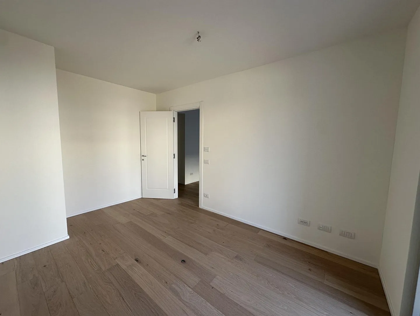 OCCASION - Élégant appartement deux pièces avec jardin privé dans une nouvelle résidence - Photo 9 sur 10