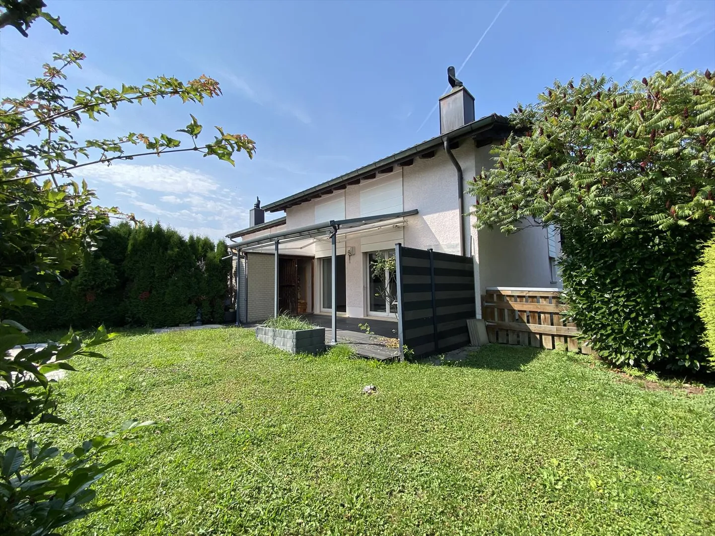 Casa accogliente con 5,5 stanze e seminterrato completamente rifinito, adiacente a un'altra casa su un lato - Foto 1 di 13