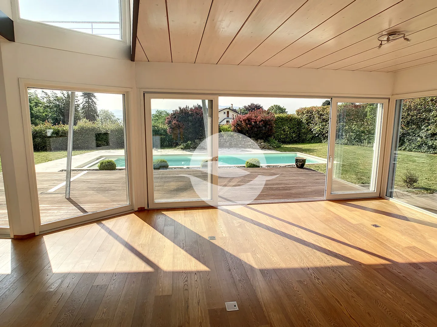 Magnificent individual villa with swimming pool - Photo 3 of 20