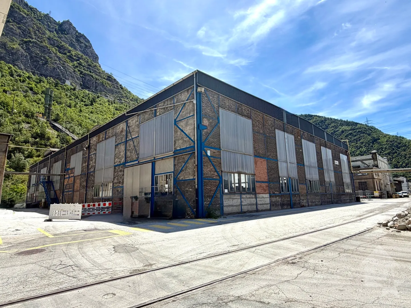 Vielseitige Industriehalle - Foto 1 von 12