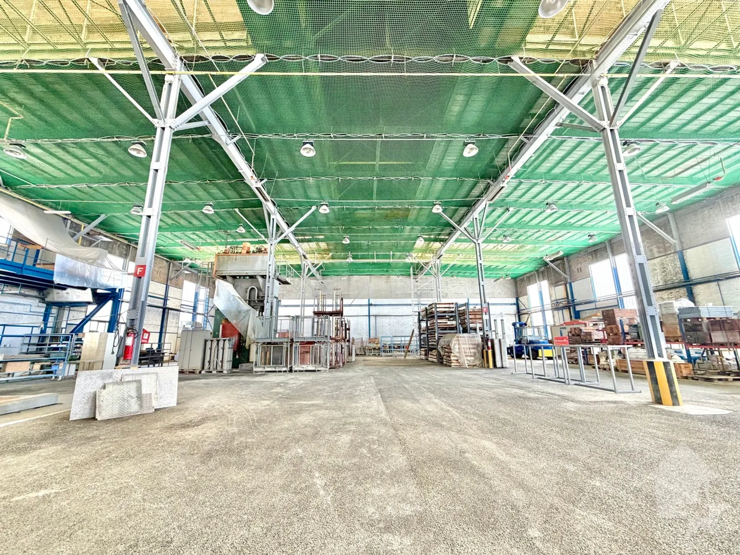 Vielseitige Industriehalle - Foto 3 von 12