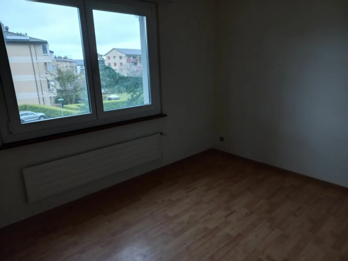 Schönes 2,5-Zimmer-Appartement mit Balkon, sehr gut gelegen nahe dem Bahnhof, den öffentlichen Verkehrsmitteln und den Einkaufszentren, in einer ruhigen Gegend - Photo 3 of 5