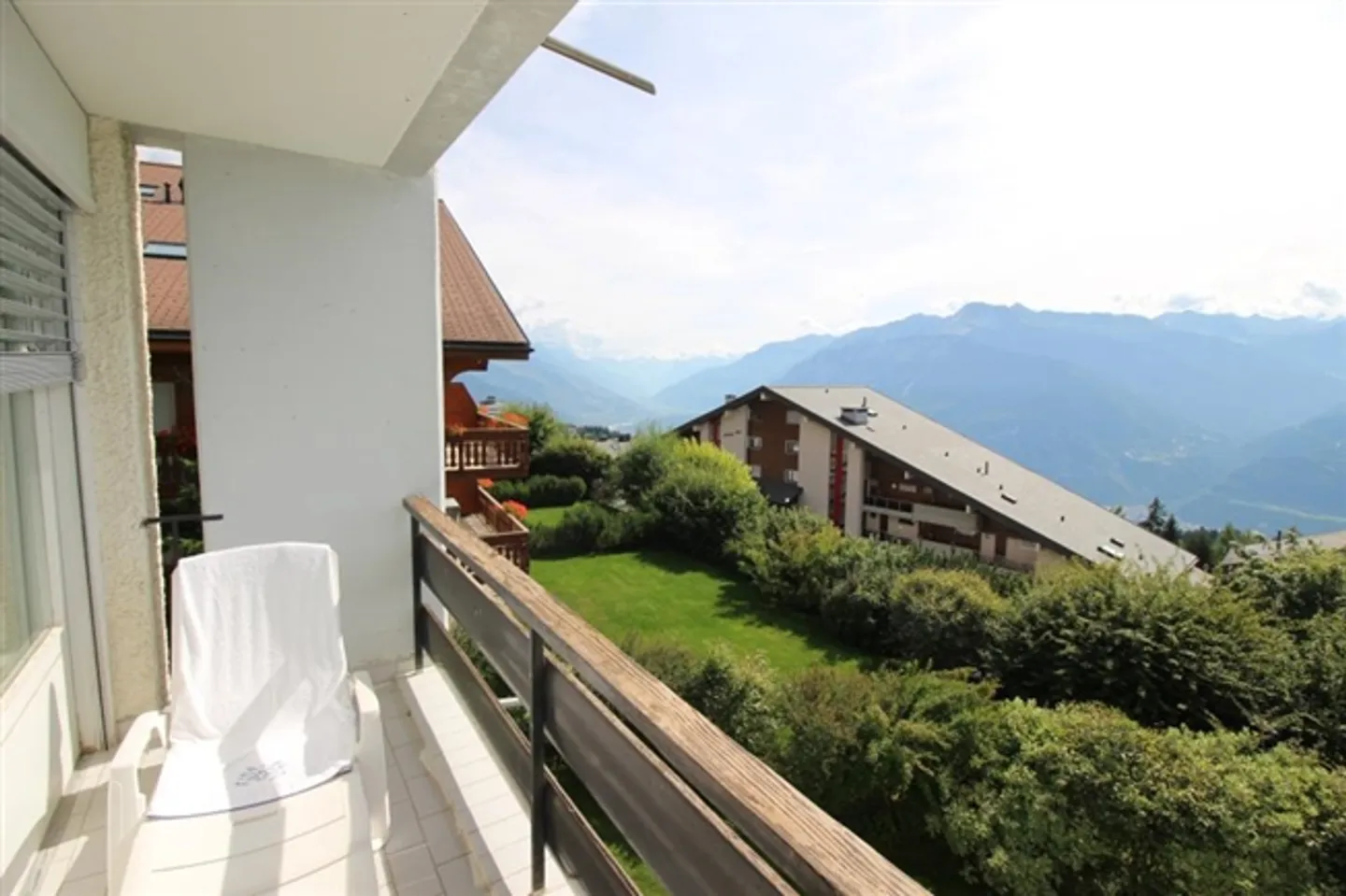 Charming small 2 1/2 room apartment with breathtaking views - Photo 9 of 9