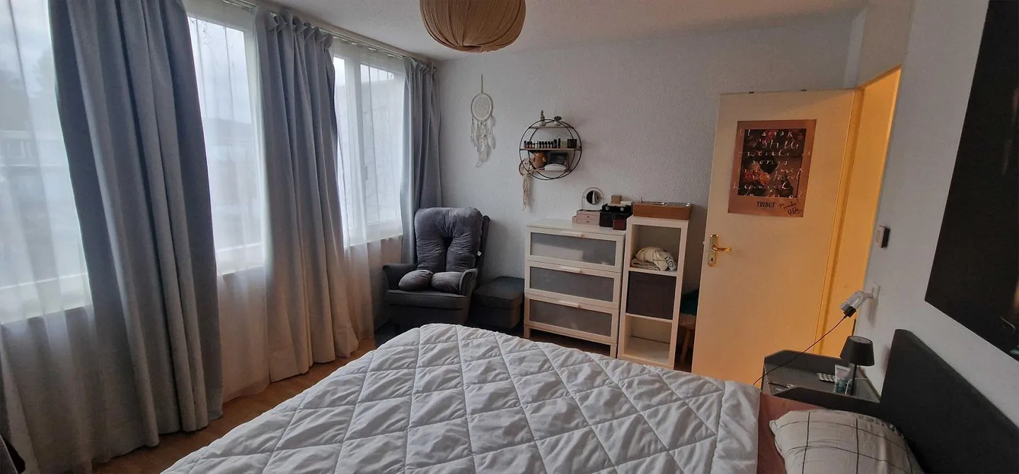 Incantevole appartamento di 3.5 locali con balcone a Dättwil - Foto 3 di 6