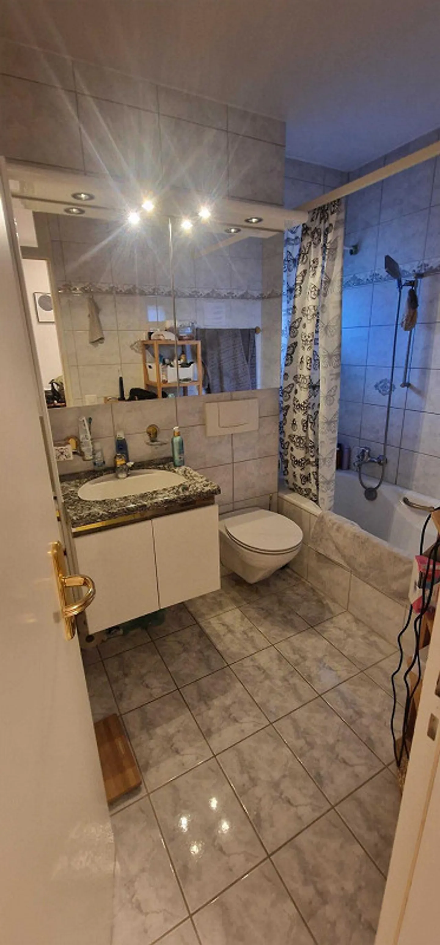 Incantevole appartamento di 3.5 locali con balcone a Dättwil - Foto 5 di 6