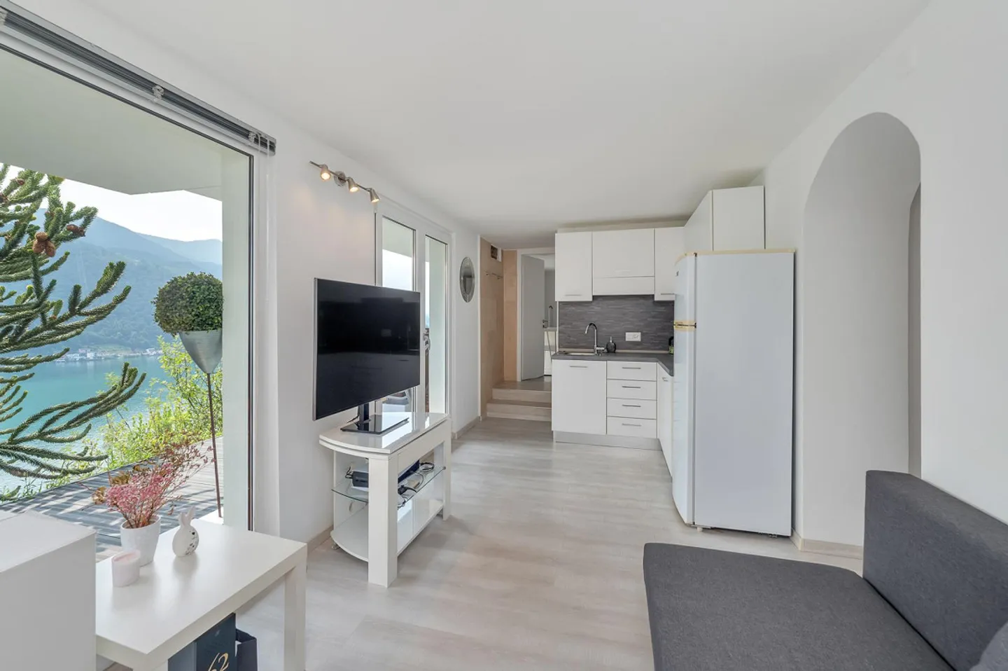 MAISON AVEC VUE SUR LE LAC ET GRAND JARDIN - Photo 2 sur 13