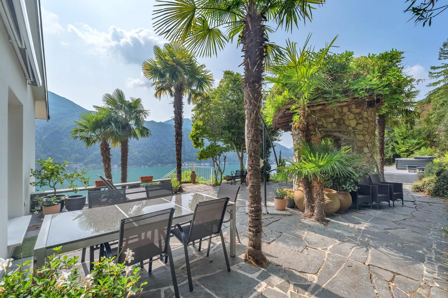 MAISON AVEC VUE SUR LE LAC ET GRAND JARDIN - Photo 4 sur 13