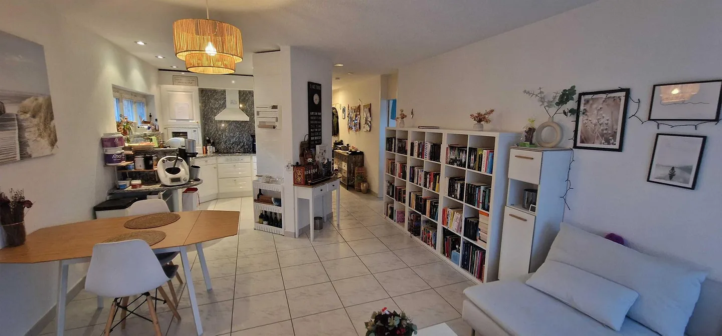 Incantevole appartamento di 3.5 locali con balcone a Dättwil - Foto 2 di 6