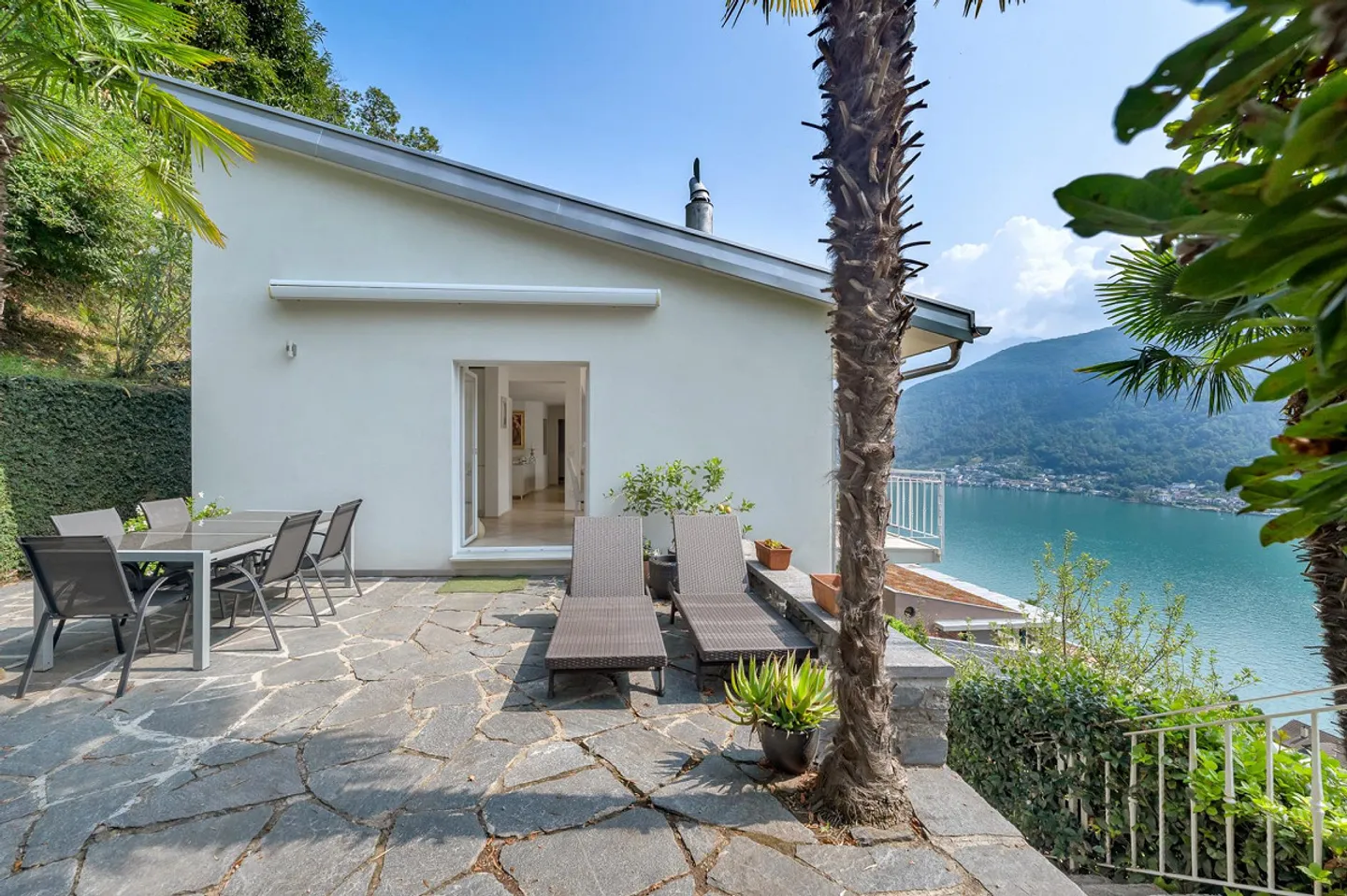 MAISON AVEC VUE SUR LE LAC ET GRAND JARDIN - Photo 6 sur 13