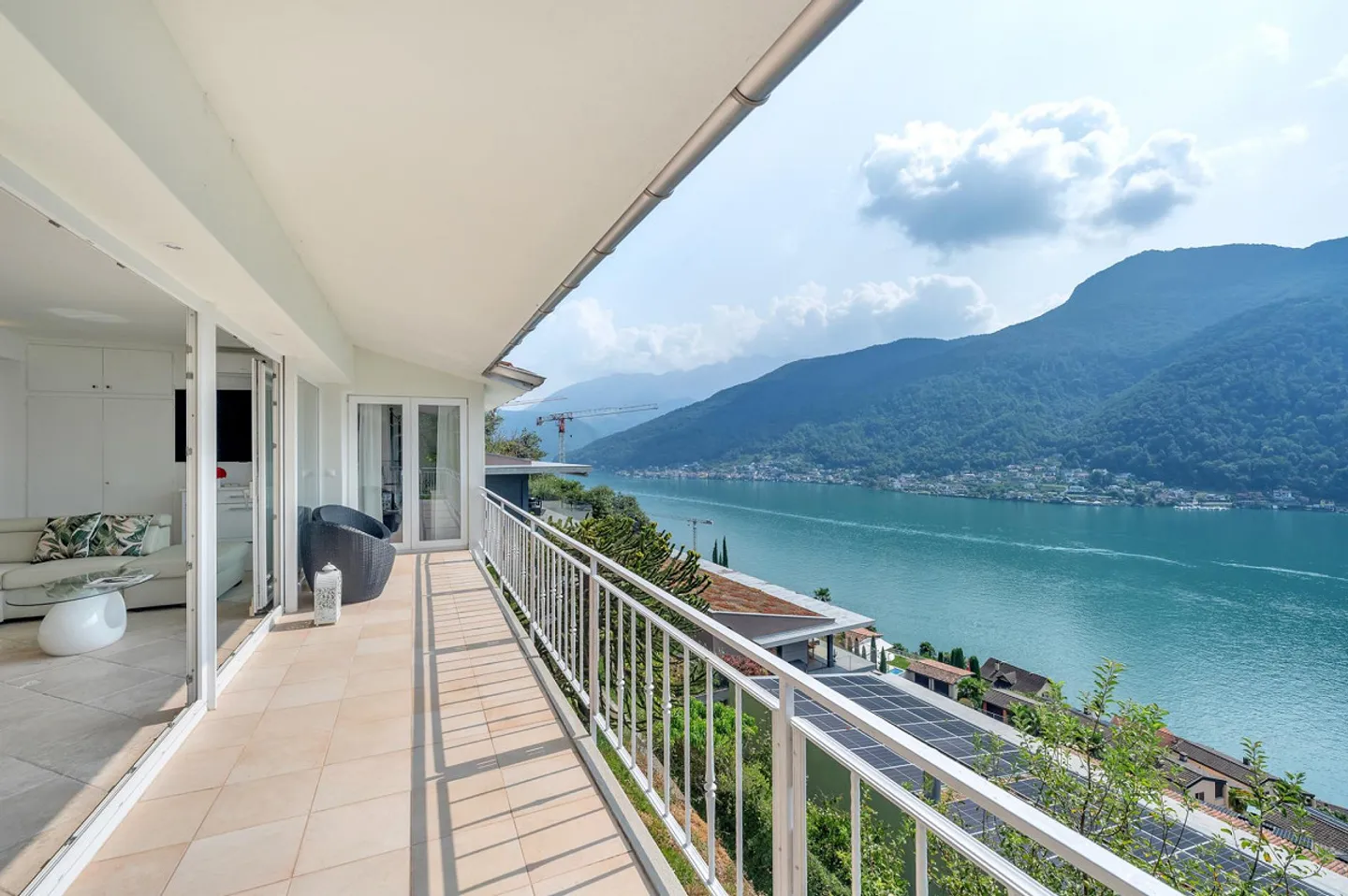 MAISON AVEC VUE SUR LE LAC ET GRAND JARDIN - Photo 7 sur 13