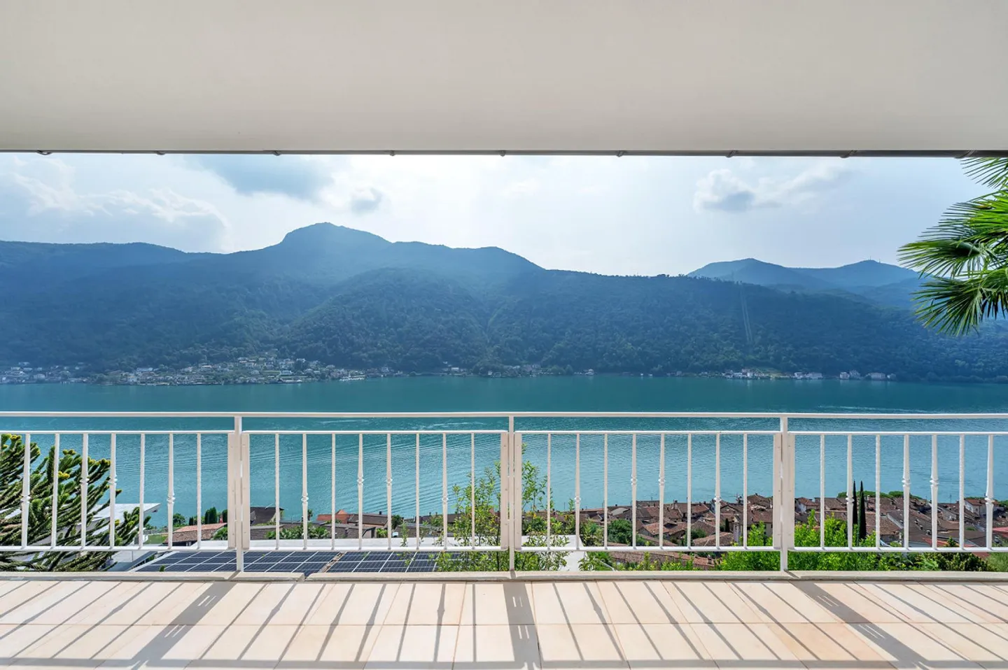 MAISON AVEC VUE SUR LE LAC ET GRAND JARDIN - Photo 8 sur 13