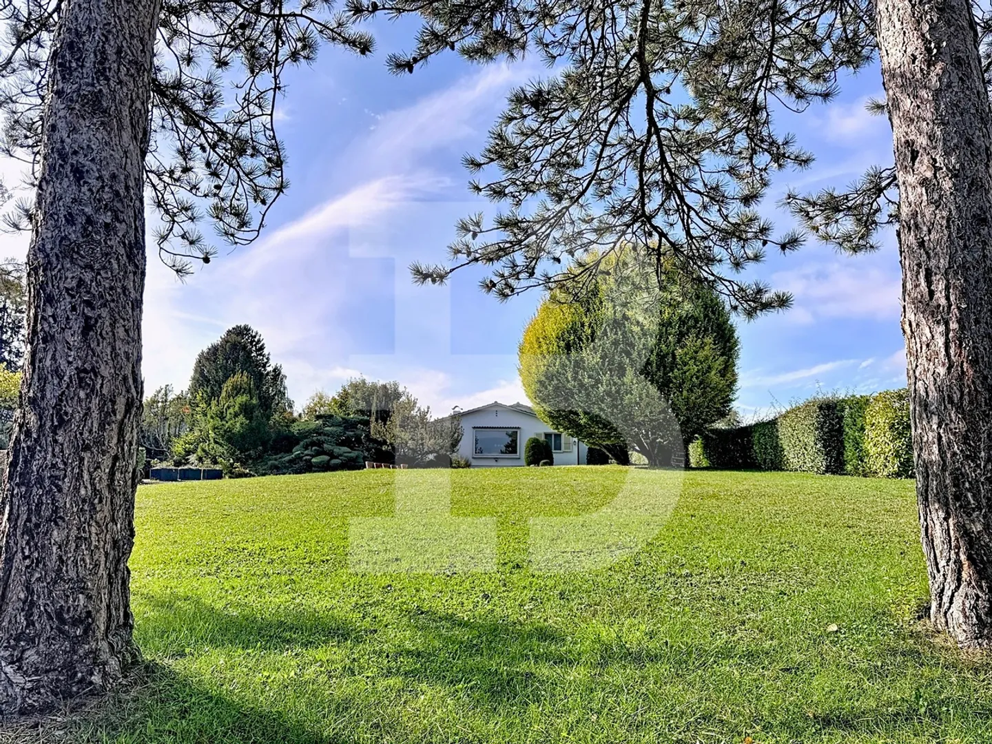 Bungalow individuel charmant avec piscine et grand potentiel - Photo 1 sur 8