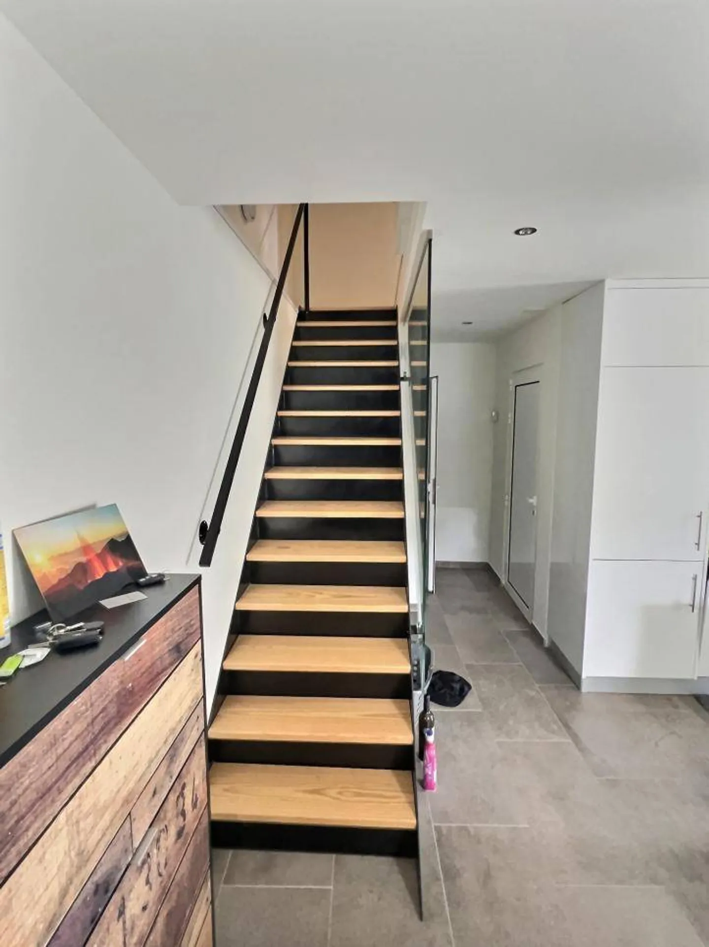 Charmante 3½-Zimmer-Reihenhaus mit großer Terrasse und Parkplatz, im Herzen des Dorfes gelegen - Foto 4 von 9