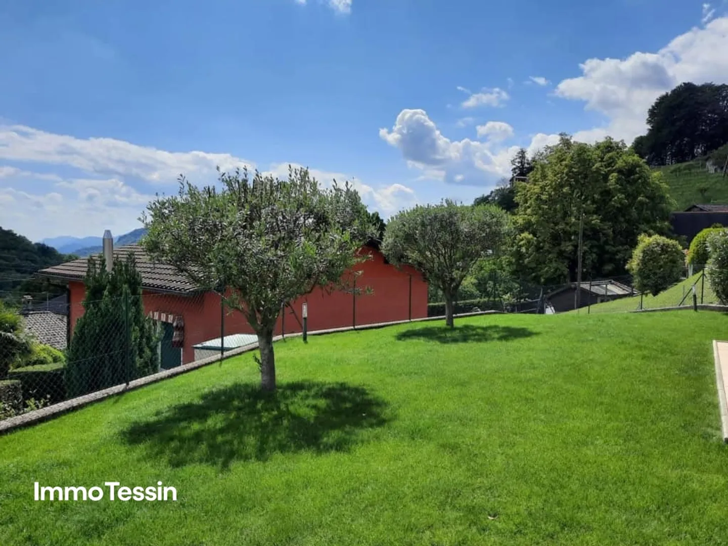 Casa ben curata con molto comfort abitativo, terrazza, giardino e diversi posti auto in una posizione tranquilla e soleggiata nel verde - Foto 2 di 13