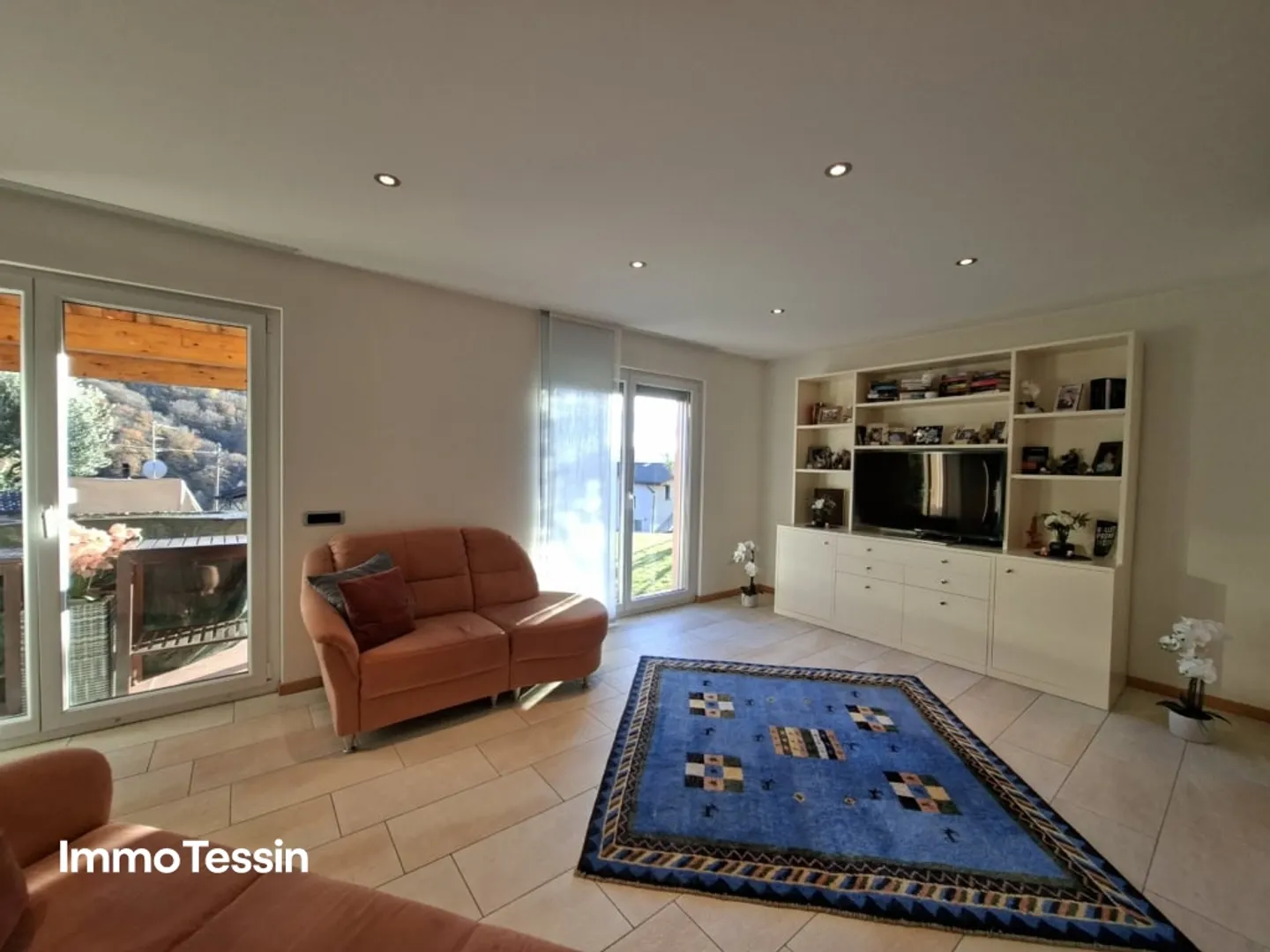 Casa ben curata con molto comfort abitativo, terrazza, giardino e diversi posti auto in una posizione tranquilla e soleggiata nel verde - Foto 7 di 13