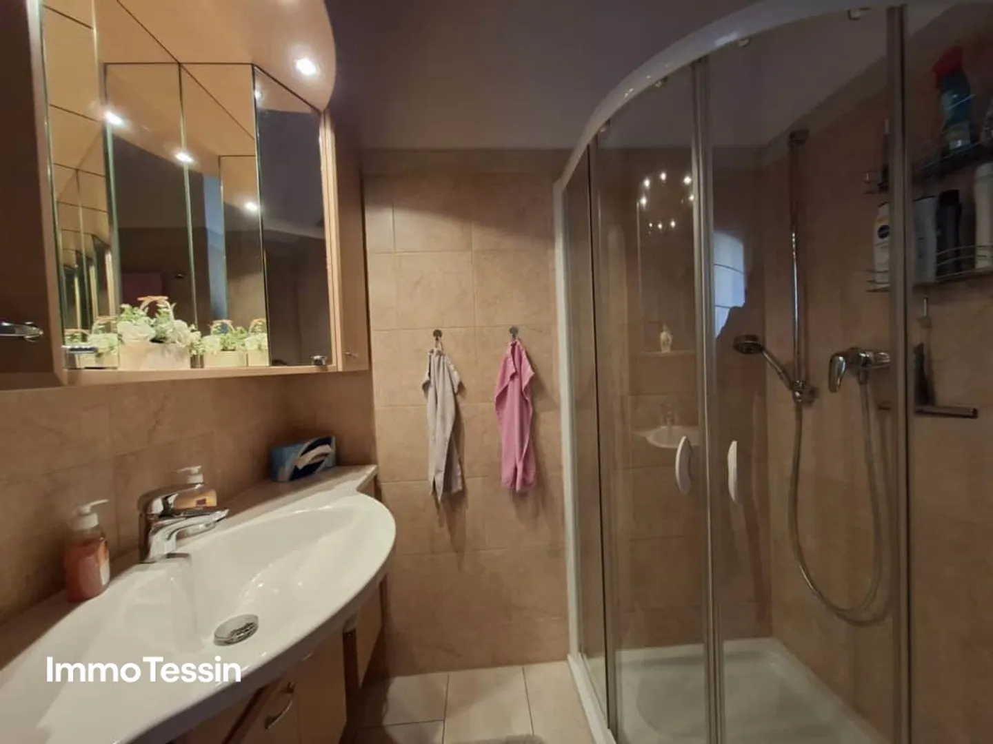 Casa ben curata con molto comfort abitativo, terrazza, giardino e diversi posti auto in una posizione tranquilla e soleggiata nel verde - Foto 13 di 13