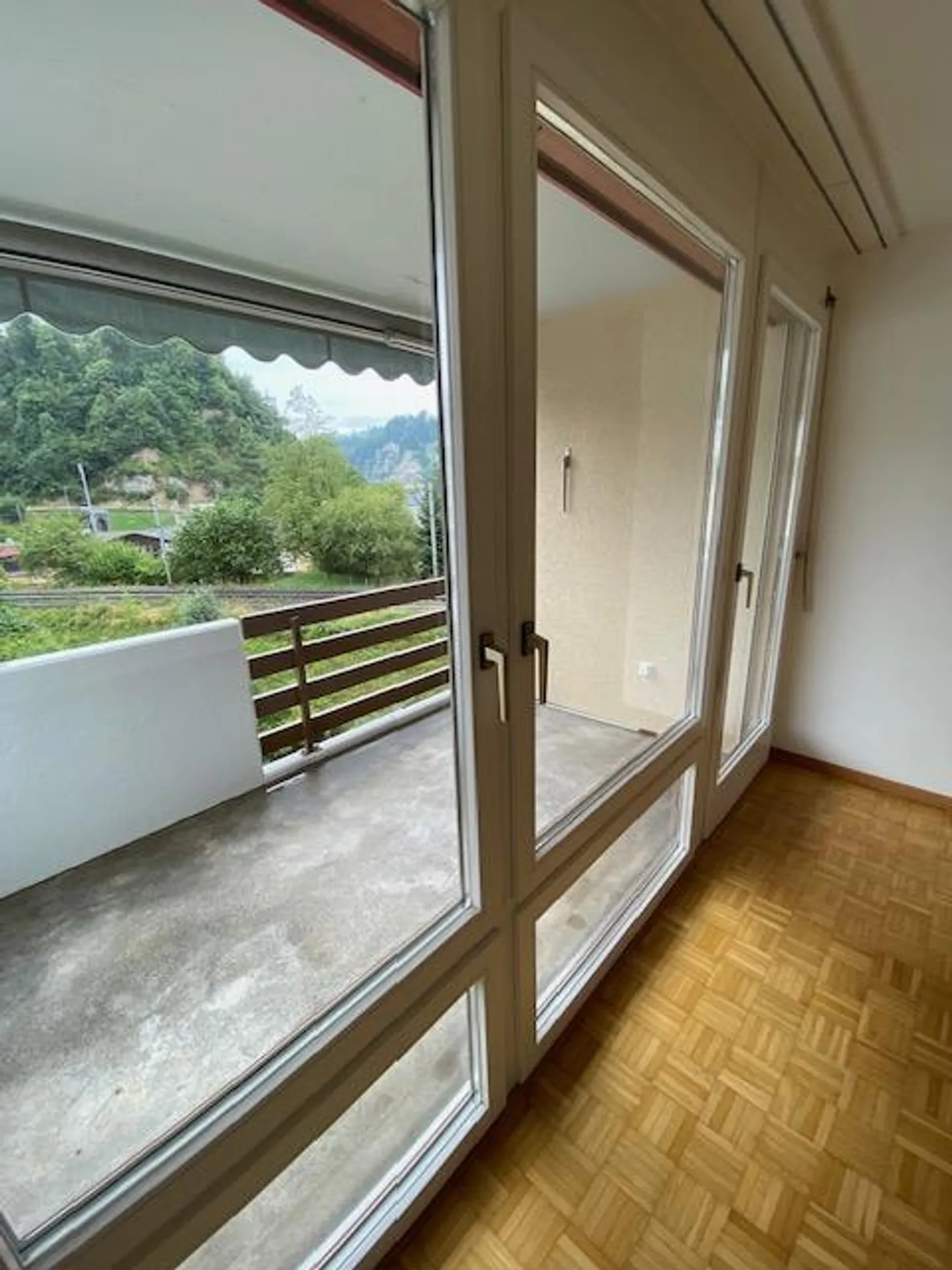 Appartement lumineux de 2,5 pièces avec balcon - Photo 2 sur 8