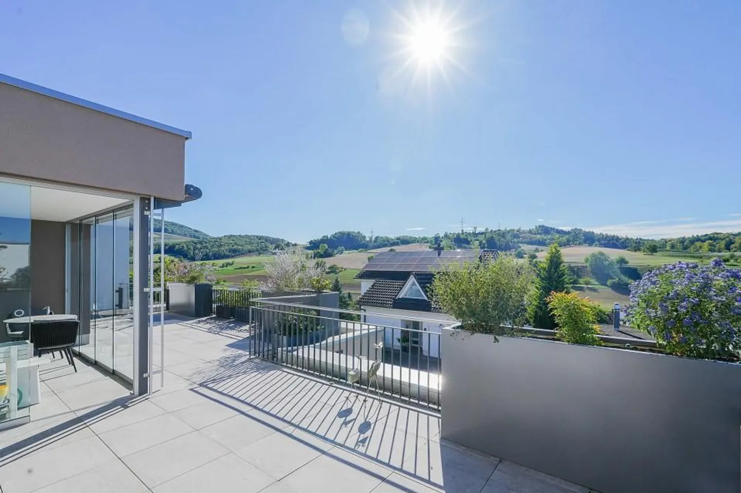 Luxuriöse Terrassenwohnung in Kaisten - Foto 1 von 13