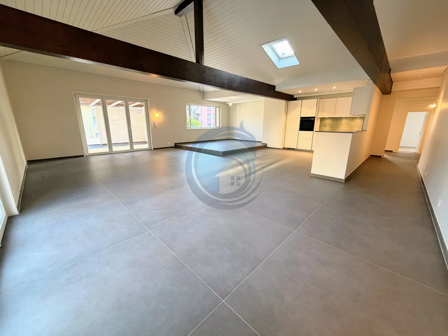 MAGNIFICENT 5.5-ROOM APARTMENT IN THE CENTER - Photo 2 of 25