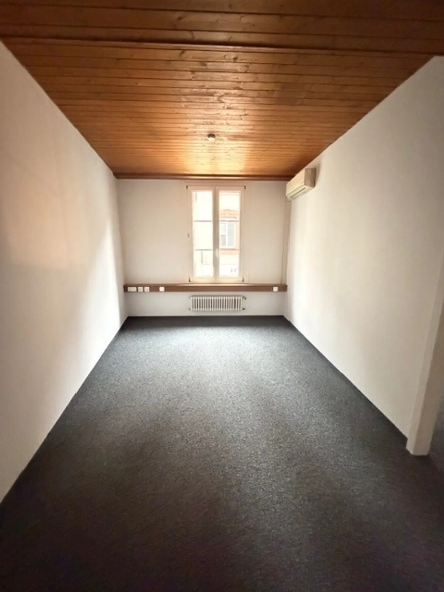 Affordable office space for subletting for at least 1 year - Photo 8 of 8