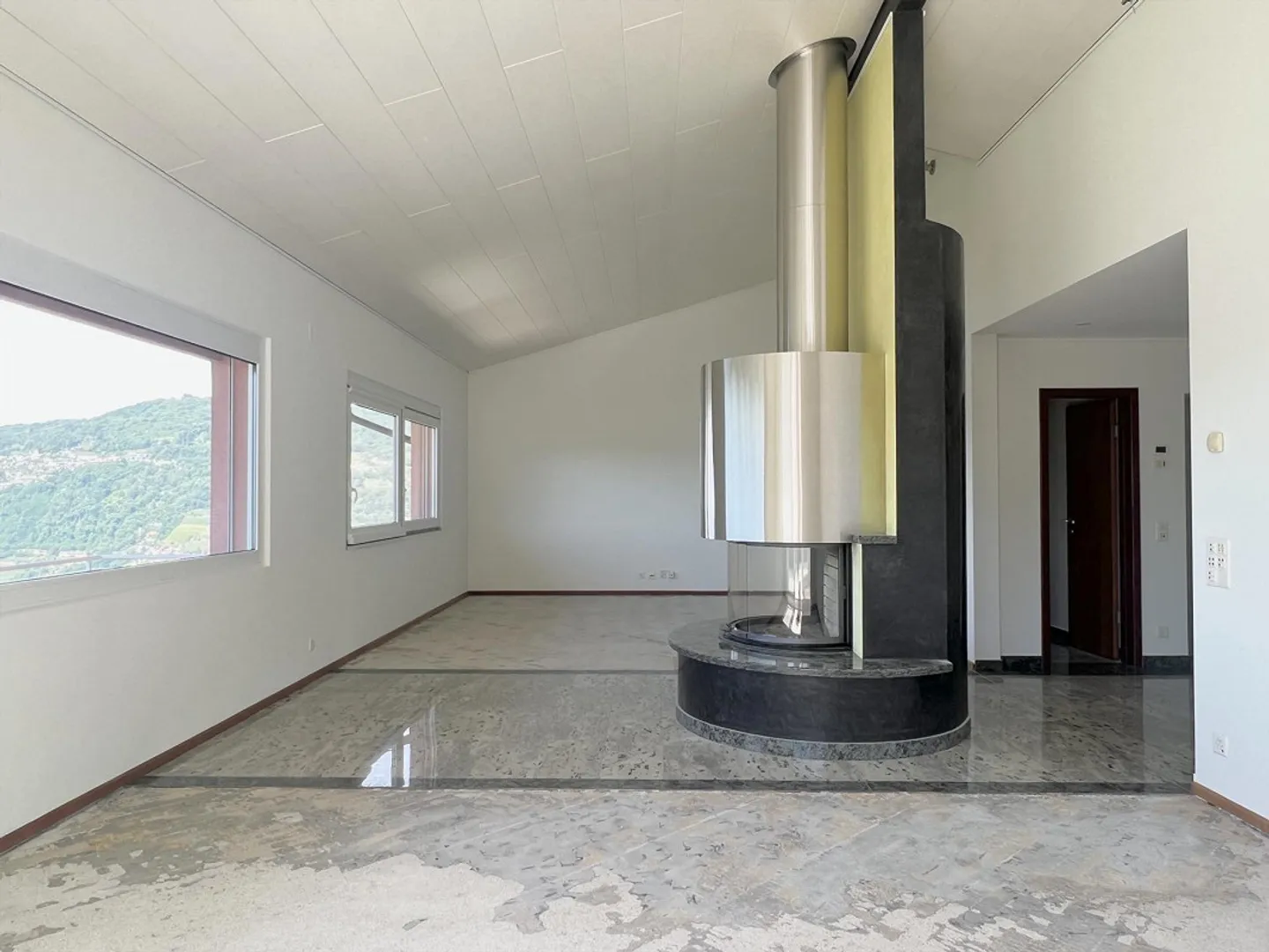 VILLA 5.5 LOCALI CON PISCINA E VISTA MOZZAFIATO A MUZZANO - Foto 2 di 12
